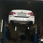Замена гофры глушителя BMW на подъемнике